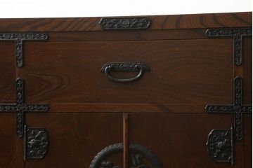 中古　美品　国産民芸家具　欅(ケヤキ)材　品のある金具と深みのある色合いが美しい和風サイドボード(チェスト、収納たんす、和タンス、リビングボード)(R-058588)