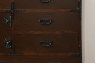 中古　美品　国産民芸家具　欅(ケヤキ)材　品のある金具と深みのある色合いが美しい和風サイドボード(チェスト、収納たんす、和タンス、リビングボード)(R-058588)
