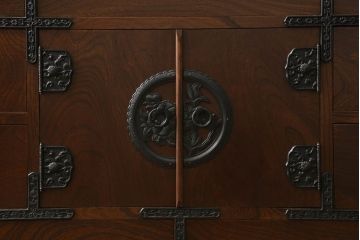 中古　美品　国産民芸家具　欅(ケヤキ)材　品のある金具と深みのある色合いが美しい和風サイドボード(チェスト、収納たんす、和タンス、リビングボード)(R-058588)