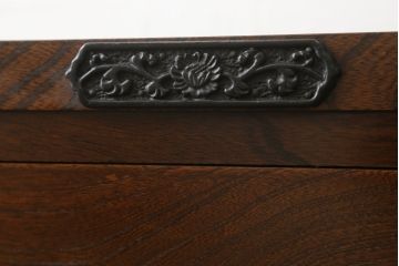 中古　美品　国産民芸家具　欅(ケヤキ)材　品のある金具と深みのある色合いが美しい和風サイドボード(チェスト、収納たんす、和タンス、リビングボード)(R-058588)