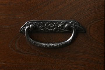 中古　美品　国産民芸家具　欅(ケヤキ)材　品のある金具と深みのある色合いが美しい和風サイドボード(チェスト、収納たんす、和タンス、リビングボード)(R-058588)