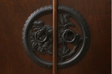中古　美品　国産民芸家具　欅(ケヤキ)材　品のある金具と深みのある色合いが美しい和風サイドボード(チェスト、収納たんす、和タンス、リビングボード)(R-058588)