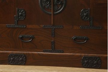 中古　美品　国産民芸家具　欅(ケヤキ)材　品のある金具と深みのある色合いが美しい和風サイドボード(チェスト、収納たんす、和タンス、リビングボード)(R-058588)