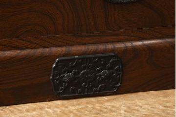 中古　美品　国産民芸家具　欅(ケヤキ)材　品のある金具と深みのある色合いが美しい和風サイドボード(チェスト、収納たんす、和タンス、リビングボード)(R-058588)