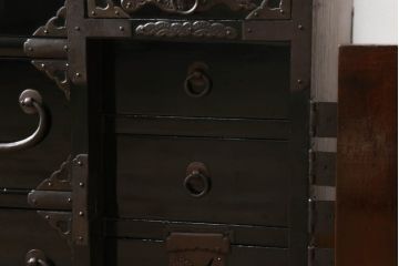 和製アンティーク　明治期　極上美品!黒漆　総桐材　松竹梅図　職人の技が生きる上手物の庄内小箪笥(小引き出し、引き出し)(R-058589)