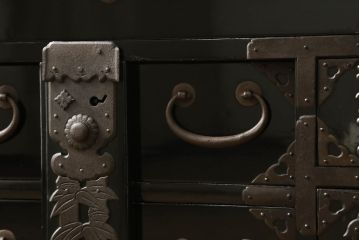 和製アンティーク　明治期　極上美品!黒漆　総桐材　松竹梅図　職人の技が生きる上手物の庄内小箪笥(小引き出し、引き出し)(R-058589)