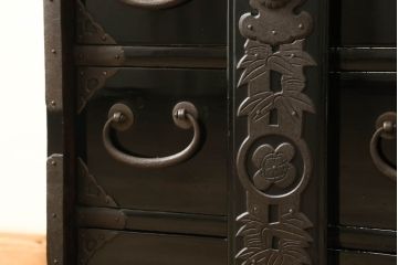 和製アンティーク　明治期　極上美品!黒漆　総桐材　松竹梅図　職人の技が生きる上手物の庄内小箪笥(小引き出し、引き出し)(R-058589)
