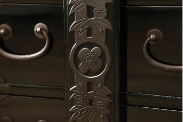 和製アンティーク　明治期　極上美品!黒漆　総桐材　松竹梅図　職人の技が生きる上手物の庄内小箪笥(小引き出し、引き出し)(R-058589)