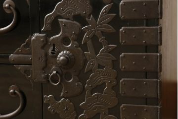 和製アンティーク　明治期　極上美品!黒漆　総桐材　松竹梅図　職人の技が生きる上手物の庄内小箪笥(小引き出し、引き出し)(R-058589)