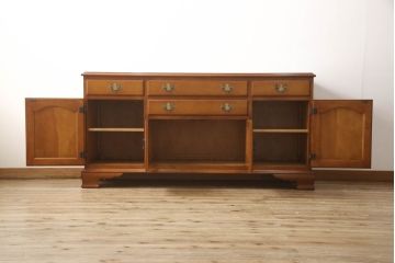 中古　美品　横浜ダニエル(daniel)　天板リメイク　クラシカルな佇まいが目を引くサイドボード(キャビネット、リビングボード、収納棚)(R-058590)