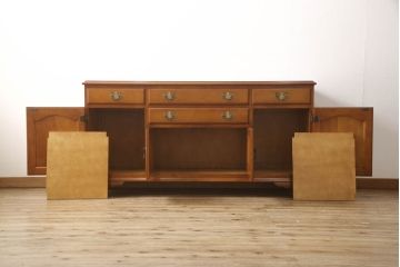 中古　美品　横浜ダニエル(daniel)　天板リメイク　クラシカルな佇まいが目を引くサイドボード(キャビネット、リビングボード、収納棚)(R-058590)