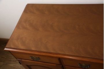 中古　美品　横浜ダニエル(daniel)　天板リメイク　クラシカルな佇まいが目を引くサイドボード(キャビネット、リビングボード、収納棚)(R-058590)