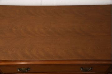 中古　美品　横浜ダニエル(daniel)　天板リメイク　クラシカルな佇まいが目を引くサイドボード(キャビネット、リビングボード、収納棚)(R-058590)