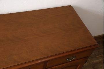 中古　美品　横浜ダニエル(daniel)　天板リメイク　クラシカルな佇まいが目を引くサイドボード(キャビネット、リビングボード、収納棚)(R-058590)