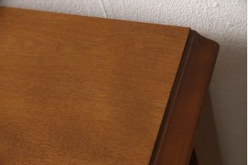 中古　美品　横浜ダニエル(daniel)　天板リメイク　クラシカルな佇まいが目を引くサイドボード(キャビネット、リビングボード、収納棚)(R-058590)