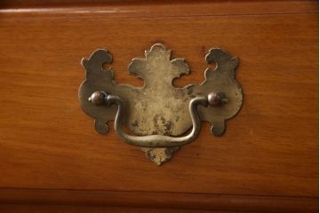 中古　美品　横浜ダニエル(daniel)　天板リメイク　クラシカルな佇まいが目を引くサイドボード(キャビネット、リビングボード、収納棚)(R-058590)