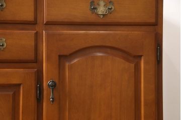中古　美品　横浜ダニエル(daniel)　天板リメイク　クラシカルな佇まいが目を引くサイドボード(キャビネット、リビングボード、収納棚)(R-058590)