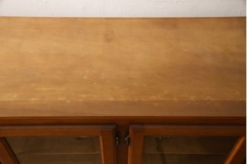 中古　美品　横浜ダニエル(daniel)　脚(台輪)付きリメイク　クラシカルな佇まいが魅力的なキャビネット(サイドボード、収納棚、戸棚)(R-058591)