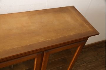 中古　美品　横浜ダニエル(daniel)　脚(台輪)付きリメイク　クラシカルな佇まいが魅力的なキャビネット(サイドボード、収納棚、戸棚)(R-058591)