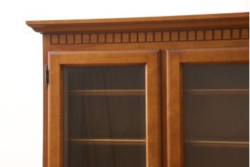 中古　美品　横浜ダニエル(daniel)　脚(台輪)付きリメイク　クラシカルな佇まいが魅力的なキャビネット(サイドボード、収納棚、戸棚)(R-058591)