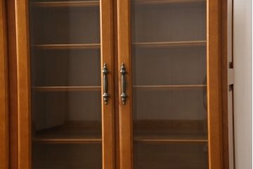 中古　美品　横浜ダニエル(daniel)　脚(台輪)付きリメイク　クラシカルな佇まいが魅力的なキャビネット(サイドボード、収納棚、戸棚)(R-058591)