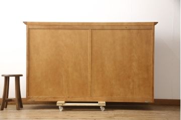 中古　美品　横浜ダニエル(daniel)　脚(台輪)付きリメイク　クラシカルな佇まいが魅力的なキャビネット(サイドボード、収納棚、戸棚)(R-058591)