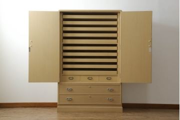 中古　美品　伝統工芸士　田澤謙介作　かくし付き　落ち着きを感じるシックなデザインの金具が印象的な加茂総桐箪笥(大丸、総桐たんす、着物箪笥、チェスト、引き出し)(R-058594)