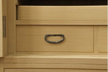 中古　美品　伝統工芸士　田澤謙介作　かくし付き　落ち着きを感じるシックなデザインの金具が印象的な加茂総桐箪笥(大丸、総桐たんす、着物箪笥、チェスト、引き出し)(R-058594)