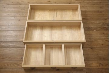 中古　美品　伝統工芸士　田澤謙介作　かくし付き　落ち着きを感じるシックなデザインの金具が印象的な加茂総桐箪笥(大丸、総桐たんす、着物箪笥、チェスト、引き出し)(R-058594)