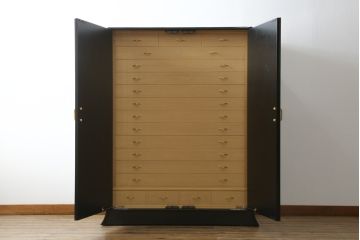 中古　極上美品　香川漆器　伝統工芸士・小松庄一作　かくし付き　桐材　色彩豊かな漆絵が優美な存在感を放つ衣装箪笥(着物箪笥、収納箪笥、引き出し、桐箪笥)(R-058595)