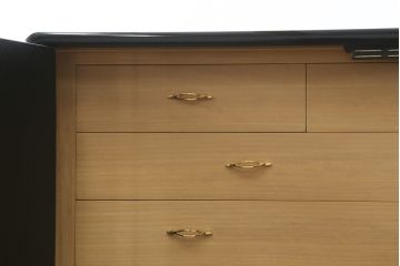 中古　極上美品　香川漆器　伝統工芸士・小松庄一作　かくし付き　桐材　色彩豊かな漆絵が優美な存在感を放つ衣装箪笥(着物箪笥、収納箪笥、引き出し、桐箪笥)(R-058595)