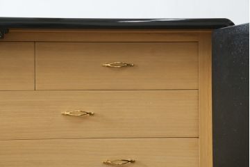 中古　極上美品　香川漆器　伝統工芸士・小松庄一作　かくし付き　桐材　色彩豊かな漆絵が優美な存在感を放つ衣装箪笥(着物箪笥、収納箪笥、引き出し、桐箪笥)(R-058595)