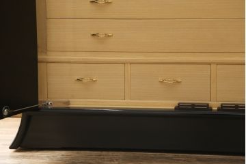 中古　極上美品　香川漆器　伝統工芸士・小松庄一作　かくし付き　桐材　色彩豊かな漆絵が優美な存在感を放つ衣装箪笥(着物箪笥、収納箪笥、引き出し、桐箪笥)(R-058595)
