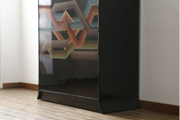 中古　極上美品　香川漆器　伝統工芸士・小松庄一作　かくし付き　桐材　色彩豊かな漆絵が優美な存在感を放つ衣装箪笥(着物箪笥、収納箪笥、引き出し、桐箪笥)(R-058595)