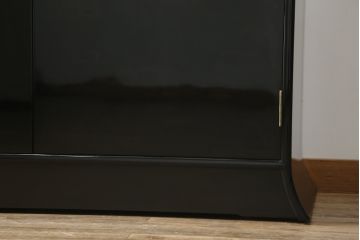 中古　極上美品　香川漆器　伝統工芸士・小松庄一作　かくし付き　桐材　色彩豊かな漆絵が優美な存在感を放つ衣装箪笥(着物箪笥、収納箪笥、引き出し、桐箪笥)(R-058595)
