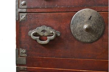 和製アンティーク　長い時を経て刻まれた風合いが趣溢れる重ね米沢箪笥(和たんす、時代箪笥、衣装タンス、収納箪笥、引き出し)(R-058601)