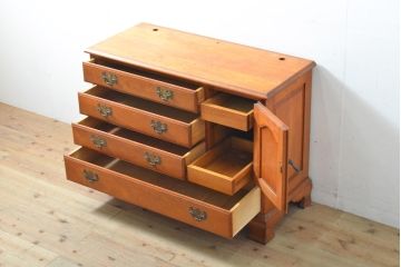 中古　横浜クラシック家具　ダニエル(Daniel)　ドレッサーリメイク　艶やかな木肌が高級感を醸し出すサイドボード(サイドチェスト、洋服タンス、引き出し)(R-058604)