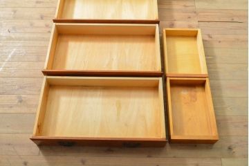 中古　横浜クラシック家具　ダニエル(Daniel)　ドレッサーリメイク　艶やかな木肌が高級感を醸し出すサイドボード(サイドチェスト、洋服タンス、引き出し)(R-058604)
