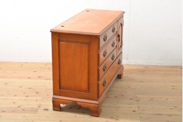 中古　横浜クラシック家具　ダニエル(Daniel)　ドレッサーリメイク　艶やかな木肌が高級感を醸し出すサイドボード(サイドチェスト、洋服タンス、引き出し)(R-058604)