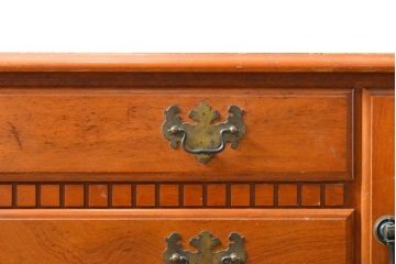 中古　横浜クラシック家具　ダニエル(Daniel)　ドレッサーリメイク　艶やかな木肌が高級感を醸し出すサイドボード(サイドチェスト、洋服タンス、引き出し)(R-058604)