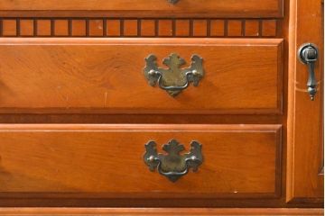 中古　横浜クラシック家具　ダニエル(Daniel)　ドレッサーリメイク　艶やかな木肌が高級感を醸し出すサイドボード(サイドチェスト、洋服タンス、引き出し)(R-058604)