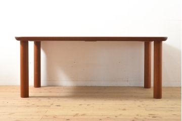 ビンテージ家具　北欧デザイン　チーク材　シンプルなデザインでお部屋に馴染みやすいダイニングテーブル(ヴィンテージ)(R-058605)