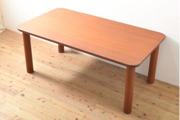 ビンテージ家具　北欧デザイン　チーク材　シンプルなデザインでお部屋に馴染みやすいダイニングテーブル(ヴィンテージ)(R-058605)