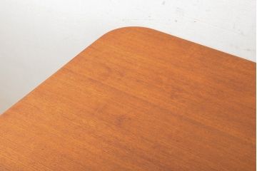 ビンテージ家具　北欧デザイン　チーク材　シンプルなデザインでお部屋に馴染みやすいダイニングテーブル(ヴィンテージ)(R-058605)