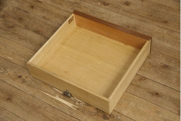 中古　美品　DREXEL HERITAGE JAPAN(ドレクセルヘリテイジジャパン)　594-324　クラシカルなデザインが美しいエンドテーブル(ナイトテーブル、サイドテーブル、サイドチェスト)(R-058606)