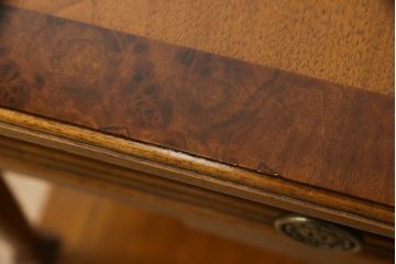 中古　美品　DREXEL HERITAGE JAPAN(ドレクセルヘリテイジジャパン)　594-324　クラシカルなデザインが美しいエンドテーブル(ナイトテーブル、サイドテーブル、サイドチェスト)(R-058606)