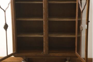 イギリスアンティーク　細やかな意匠が美しい、小振りなオーク材キャビネット(ブックケース、本箱、本棚、収納棚、戸棚)(R-058608)
