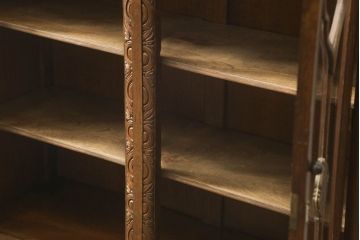イギリスアンティーク　細やかな意匠が美しい、小振りなオーク材キャビネット(ブックケース、本箱、本棚、収納棚、戸棚)(R-058608)