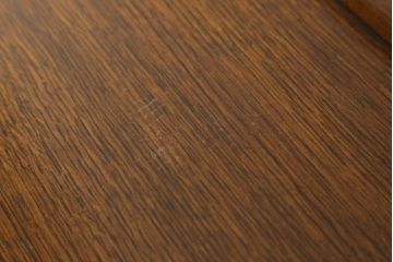 イギリスアンティーク　細やかな意匠が美しい、小振りなオーク材キャビネット(ブックケース、本箱、本棚、収納棚、戸棚)(R-058608)