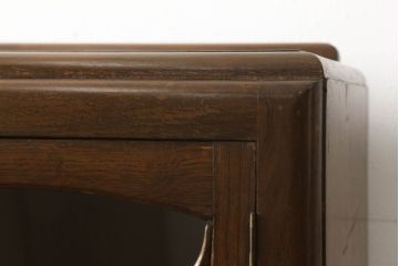 イギリスアンティーク　細やかな意匠が美しい、小振りなオーク材キャビネット(ブックケース、本箱、本棚、収納棚、戸棚)(R-058608)